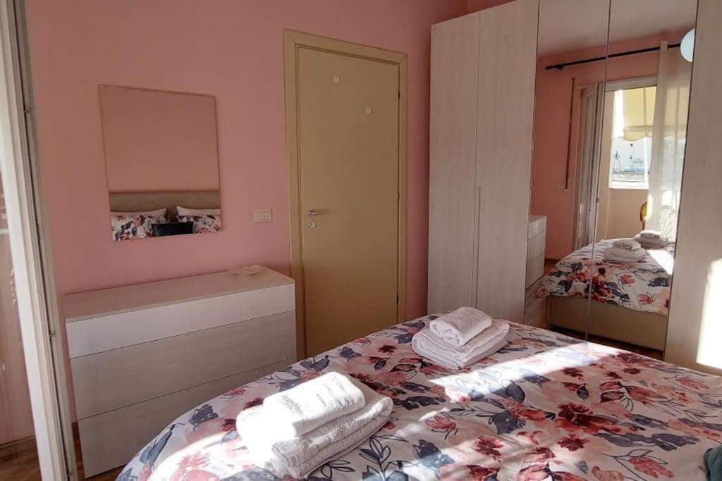 טיראנה Cozy Sunlit Apartment With Scenic Balcony View מראה חיצוני תמונה