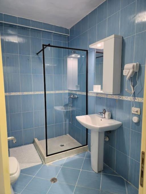 טיראנה Cozy Sunlit Apartment With Scenic Balcony View מראה חיצוני תמונה